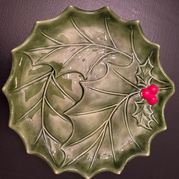 Holland Mold Vintage Green Holly Leaf & Red Berries Holiday plate 8 1/2" round - Picture 1 of 9